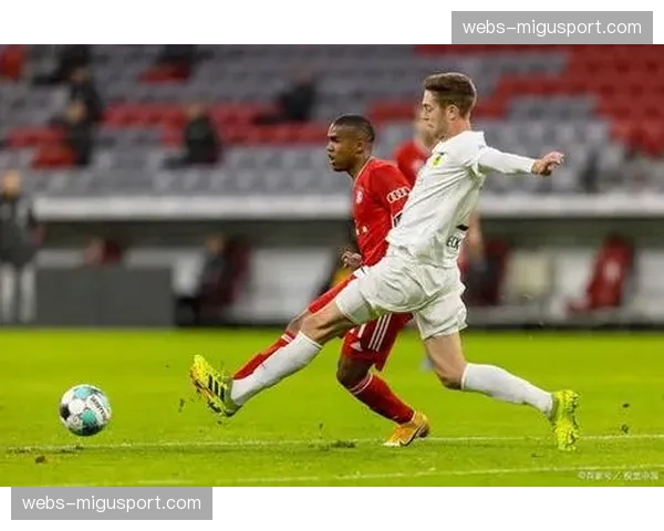 特写:摩纳哥主帅赛后与裁判组激烈交流的画面 特写:摩纳哥主帅赛后与裁判组激烈交流的画面